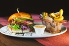 Burger z szarpanymi żeberkami i frytkami stekowymi Elbląg