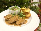 Polędwiczka wieprzowa w sosie z zielonym pieprzem, plastrami pieczonego ziemniaka, sałatką z rukoli i kiszonego ogórka Elbląg